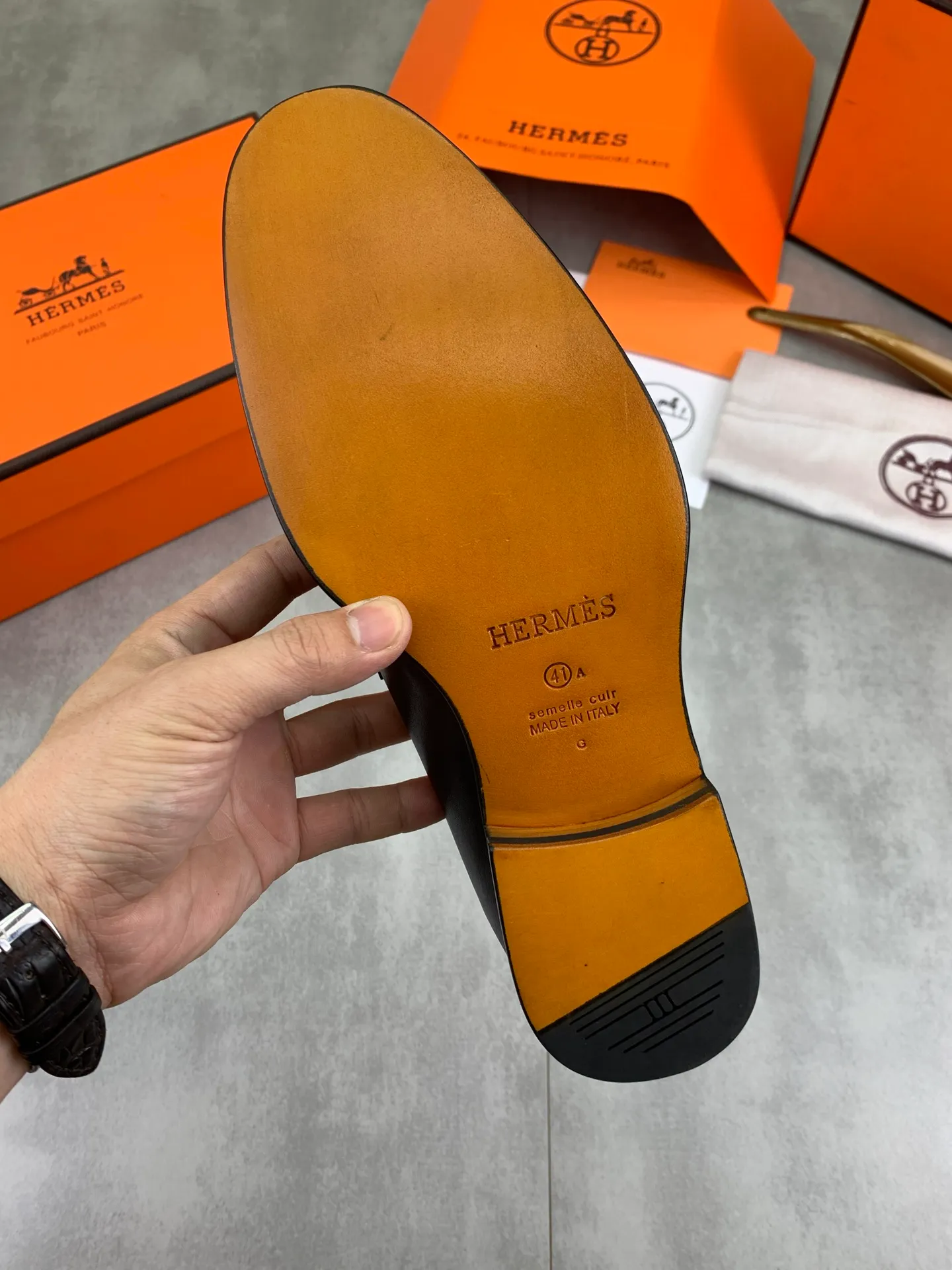 Factory price P980 💰💎💎💎 Original genuine leather outsole Brand: Hermès Grade: Same as the official website Original quality materials: Original soft calfskin Water-dyed cowhide lining Original Italian genuine leather outsole Style categories: Men's fashion Formal casual leather shoes Slip-on men's shoes series Young fashion European and American trends British style Code number: 39-45 (38.46 can be customized)